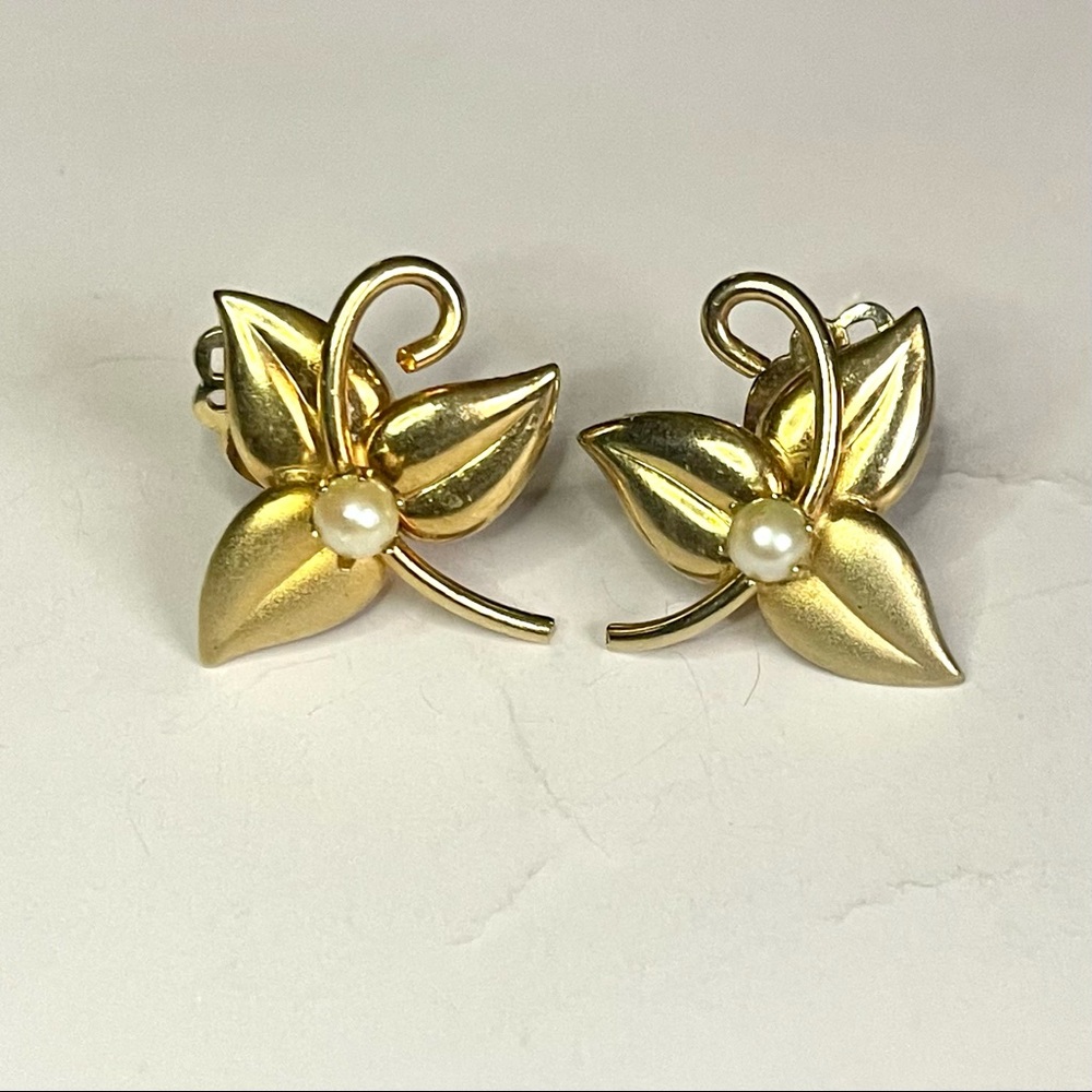 Vtg Cultured Oyster Pearls and Gold Tone Flora Clip Earrings NOS New Old Stock - Picture 6 of 10